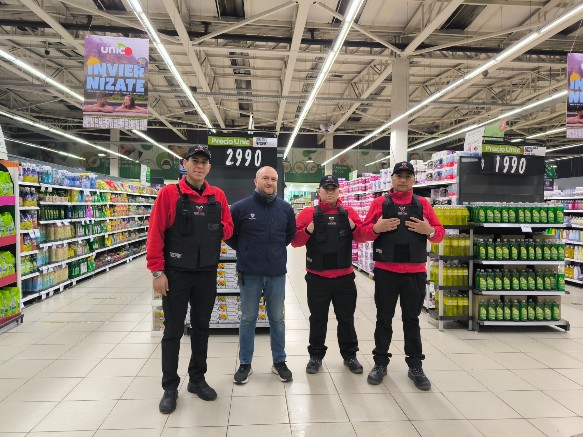 Guardia SEGT en interior de supermercado